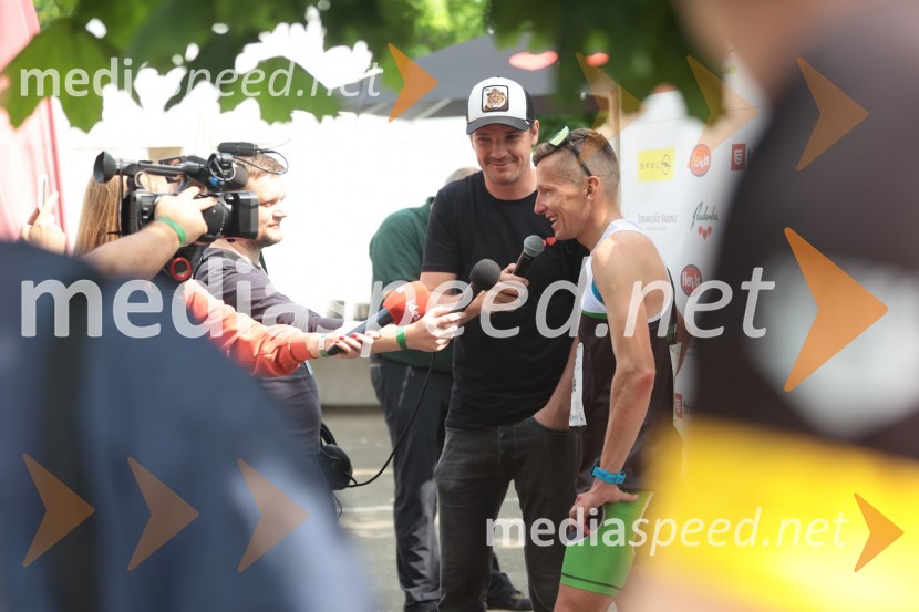  Mitja Šeško, moderator prireditev ;  Primož Kobe, 1. mesto polmaraton, 41. Maraton treh src41. Maraton treh src