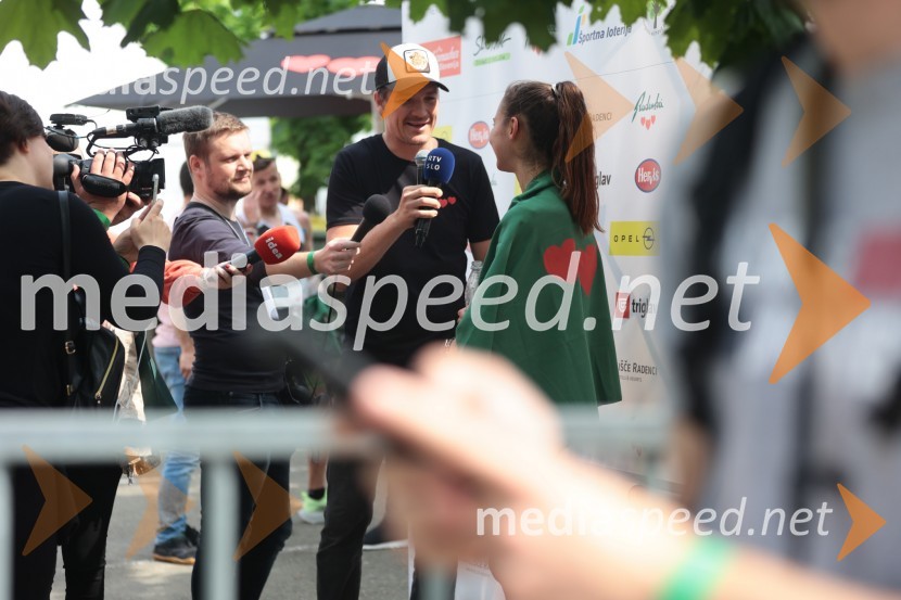  Mitja Šeško, moderator prireditev ;  Anja Fink, 2. mesto, polmaraton ženske, 41. Maraton treh src41. Maraton treh src