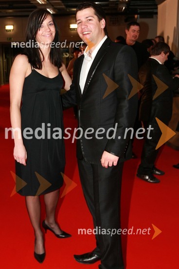 Nada Pavšin, športna novinarka in Gregor Trebušak, urednik novic Radia Hit in voditelj oddaje Svet na Kanalu AViktorji 2008, zaključna zabava na Gospodarskem razstavišču