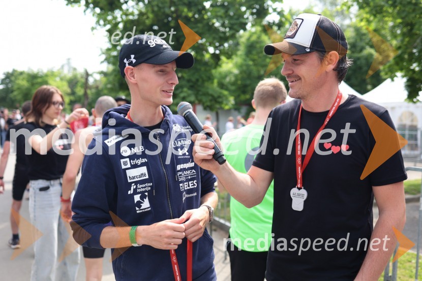  Lovro Kos, smučarski skakalec;  Mitja Šeško, moderator prireditev 41. Maraton treh src