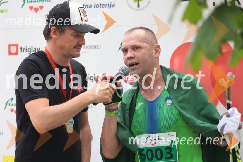  Mitja Šeško, moderator prireditev ;  Karl Petelinšek, 1. mesto, Nordijska hoja - moški F, 41. Maraton treh src41. Maraton treh src