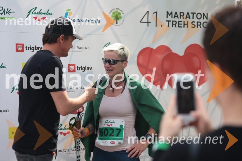  Mitja Šeško, moderator prireditev ;  Mojca Šraj, 2. mesto, nordijska hoja ženske F, 41. Maraton treh src41. Maraton treh src