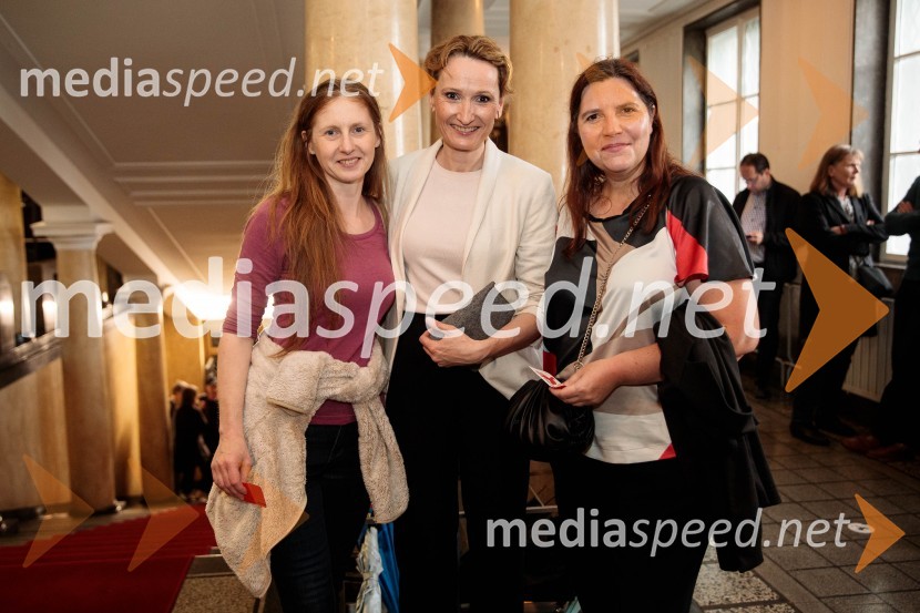  Katja Kodba, fotografinja;  Helena Grahek, vodja marketinga in odnosi z javnostmi, Slovensko mladinsko gledališče;  Teja Pelko, novinarka, Svet24Poslednji kanček fikcije, premiera v SMG Ljubljana