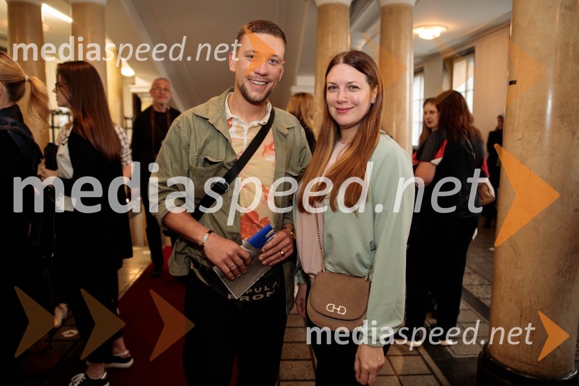  Črt Piksi, fotograf;  Tadeja  Vovk, vodja oddelka tujih jezikov in kulturPoslednji kanček fikcije, premiera v SMG Ljubljana