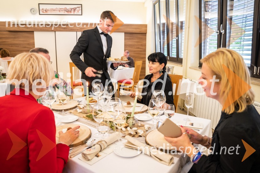  ... ; mag.  Helena  Cvikl, predavateljica na Fakulteti za turistične študijeMaturanti Srednje šole za gostinstvo in turizem Maribor zavrteli kuhalnice