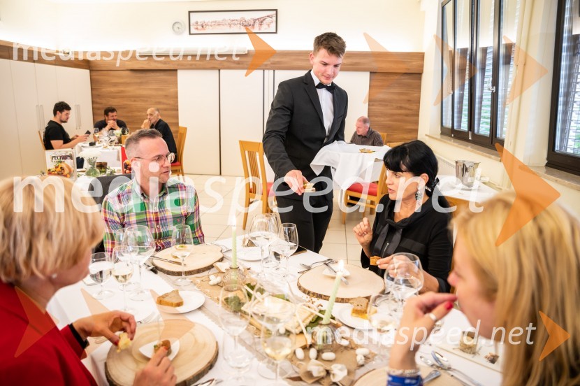  ... ;  ... ; mag.  Helena  Cvikl, predavateljica na Fakulteti za turistične študijeMaturanti Srednje šole za gostinstvo in turizem Maribor zavrteli kuhalnice