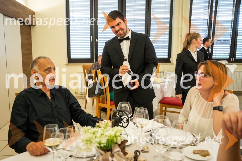  Dušan Erjavec, ravnatelj, Srednja šola za gostinstvo in turizem Maribor;  ... ;  ... Maturanti Srednje šole za gostinstvo in turizem Maribor zavrteli kuhalnice