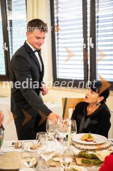  ... ; mag.  Helena  Cvikl, predavateljica na Fakulteti za turistične študijeMaturanti Srednje šole za gostinstvo in turizem Maribor zavrteli kuhalnice