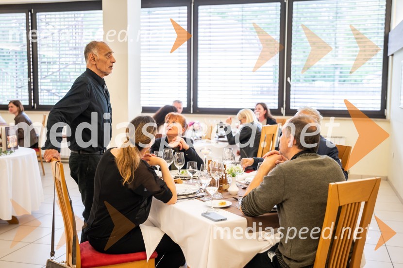  Dušan Erjavec, ravnatelj, Srednja šola za gostinstvo in turizem MariborMaturanti Srednje šole za gostinstvo in turizem Maribor zavrteli kuhalnice