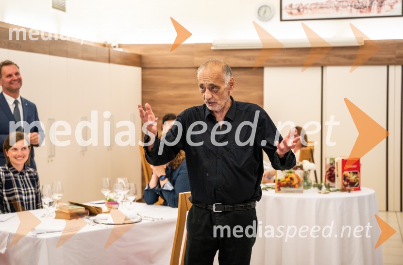  Dušan Erjavec, ravnatelj, Srednja šola za gostinstvo in turizem MariborMaturanti Srednje šole za gostinstvo in turizem Maribor zavrteli kuhalnice