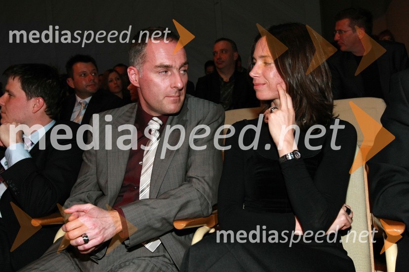 Igor E. Bergant, urednik športa na RTV Slovenija s soprogoViktorji 2008, dogajanje na odru in v dvorani