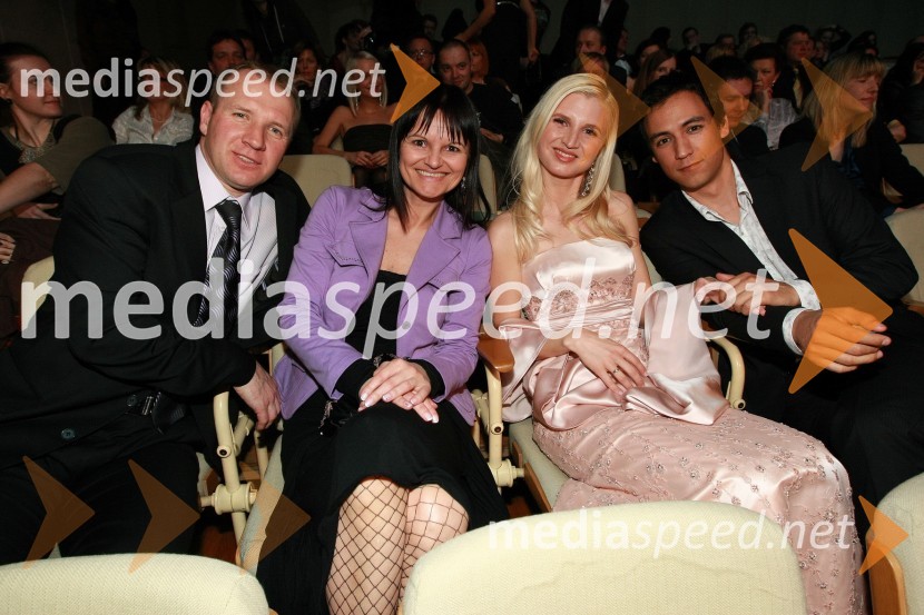 Dino in Nataša Bešter, ustvarjalca oddaje Razgibanica, njuna hči Ana Bešter, voditeljica oddaje Razgibanica in Akira Hasegawa, voditelj oddaje RazgibanicaViktorji 2008, dogajanje na odru in v dvorani