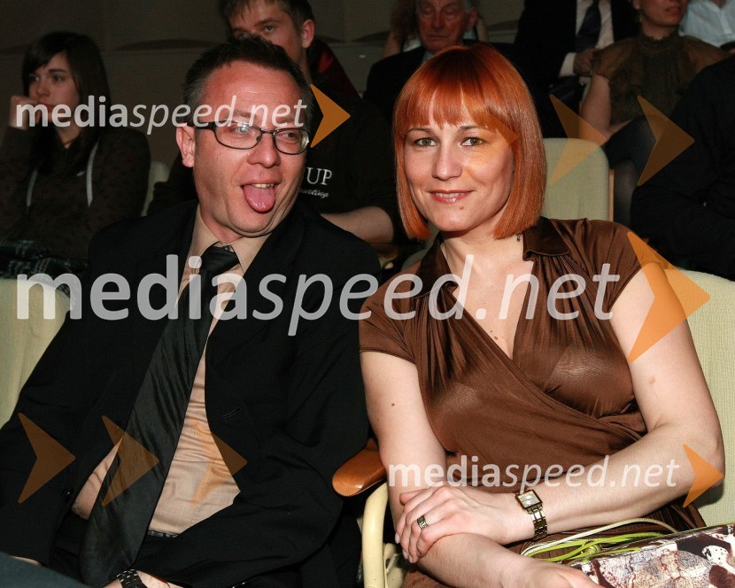 Robert Pečnik - Pečo, voditelj radia Hit z ženo AljoViktorji 2008, dogajanje na odru in v dvorani