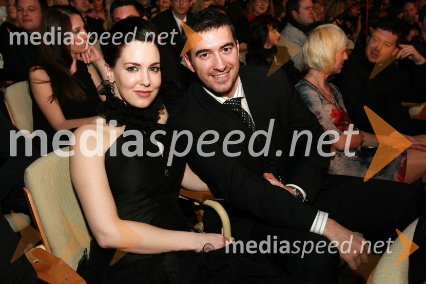 Lili Žagar in Marko Potrč, voditelja oddaje Svet na Kanalu AViktorji 2008, dogajanje na odru in v dvorani