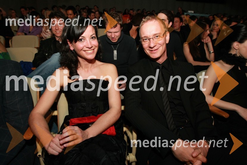 Simona Belle, služba za stike z javnostmi MGL, in Uroš Smolej, igralecViktorji 2008, dogajanje na odru in v dvorani