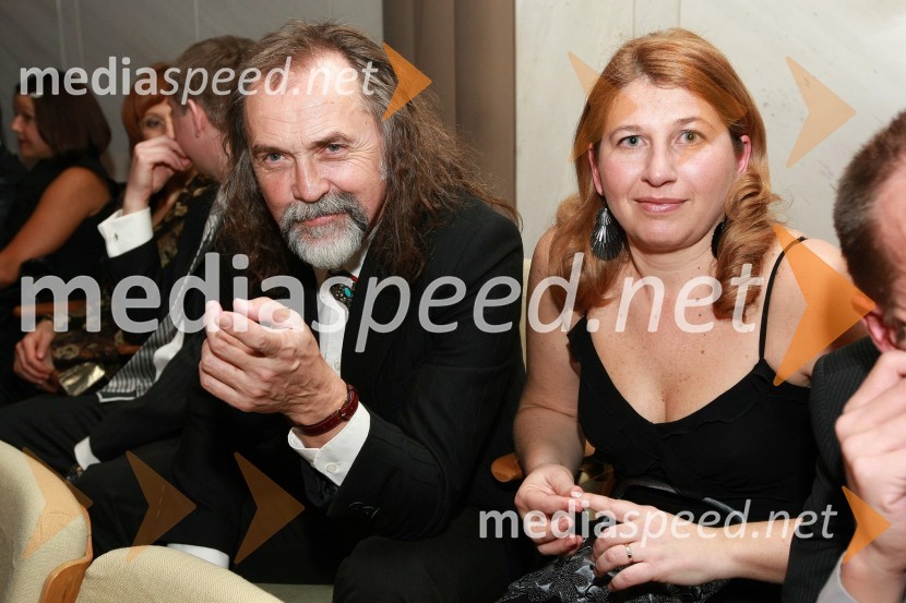Dragan Bulič, glasbeni urednik Radia Slovenija, in Suzana Karoli, žena Andreja Karolija, radijcaViktorji 2008, dogajanje na odru in v dvorani