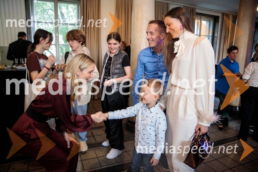  Barbara Murn Vrviščar, direktorica Pionirskega doma;  ... ;  ... ;  ... Slavnostna prireditev ob 60-letnici Pionirskega doma