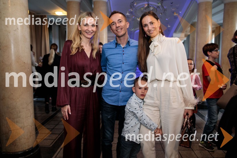  Barbara Murn Vrviščar, direktorica Pionirskega doma;  ... ;  ... ;  ... Slavnostna prireditev ob 60-letnici Pionirskega doma