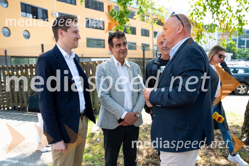  Matija Kovač, župan, MO Celje;  ... ;  Robert Štaba, predsednik Zavoda Varna potPrva 3D zebra v Celju