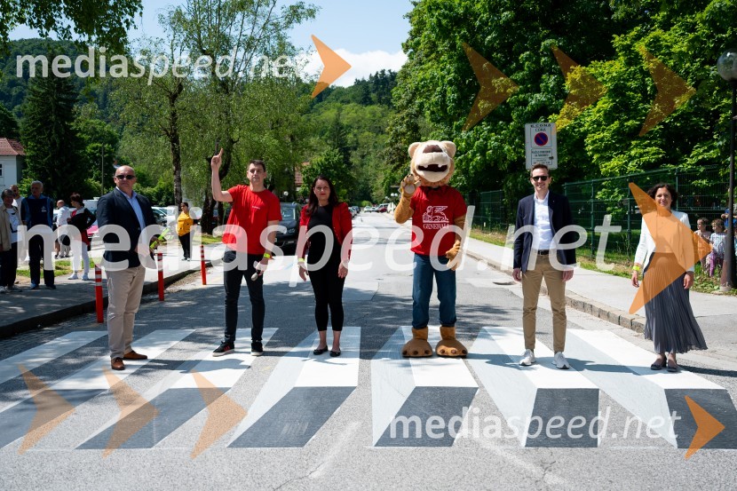  Robert Štaba, predsednik Zavoda Varna pot;  ... ;  ... ;  ... ;  Matija Kovač, župan, MO Celje;  ... Prva 3D zebra v Celju