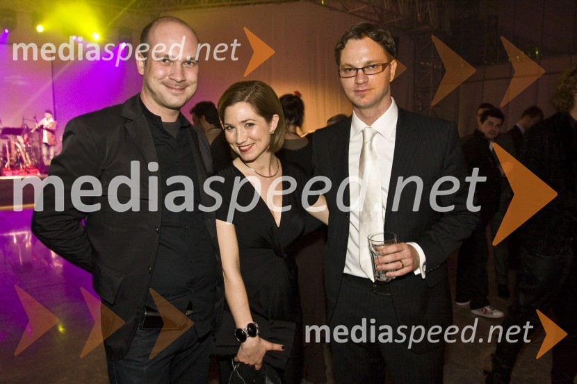 Igor Gajič, režiser in ko-scenarist oddaje As ti tud not padu, in Jurij Zrnec in njegova žena Sabina KogovšekViktorji 2008, zaključna zabava na Gospodarskem razstavišču