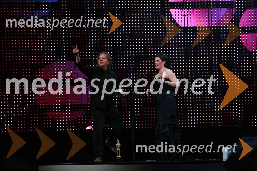 Tomislav Jovanovič Tokac, pevec in kitarist skupine Dan D ter Nuška Drašček, pevkaViktorji 2008, dogajanje na odru in v dvorani