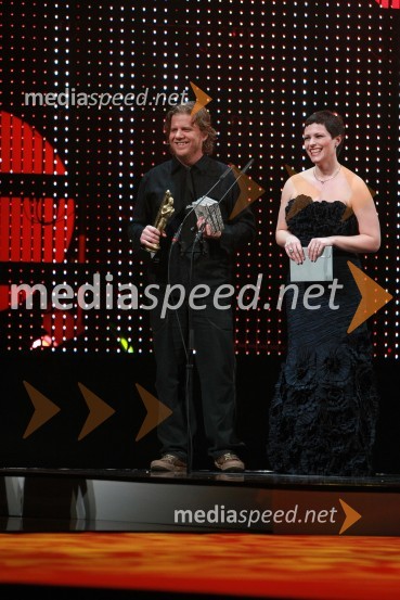 Tomislav Jovanovič Tokac, pevec in kitarist skupine Dan D ter Nuška Drašček, pevkaViktorji 2008, dogajanje na odru in v dvorani