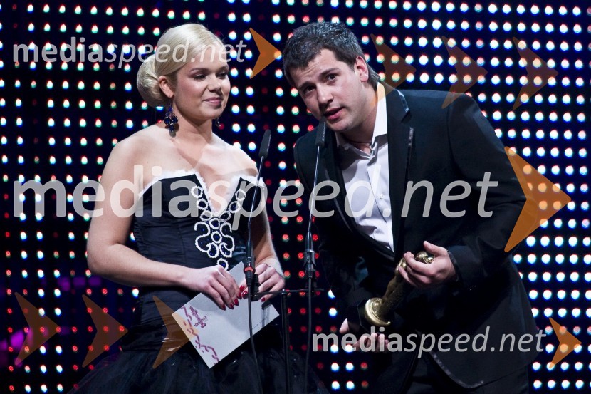 Špela Močnik, moderatorka Radia Hit in Gregor Trebušak, urednik novic Radia Hit in voditelj oddaje Svet na Kanalu AViktorji 2008, dogajanje na odru in v dvorani