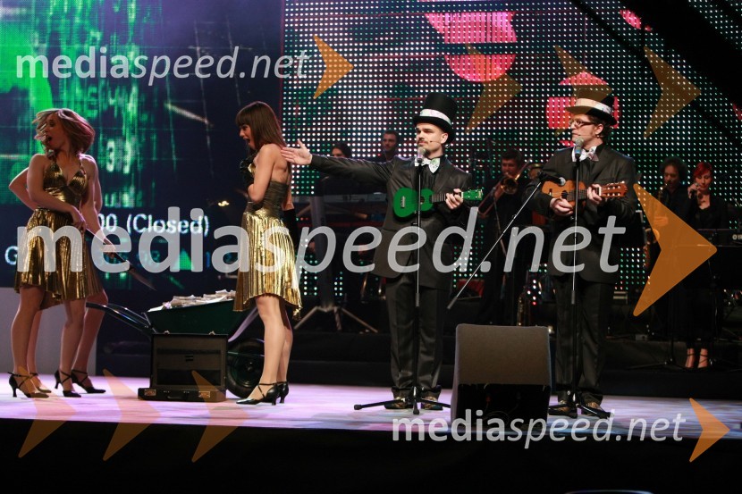 Plesalke in voditelja Jure Bračič in Igor Karas (Slon in Sadež)Viktorji 2008, dogajanje na odru in v dvorani