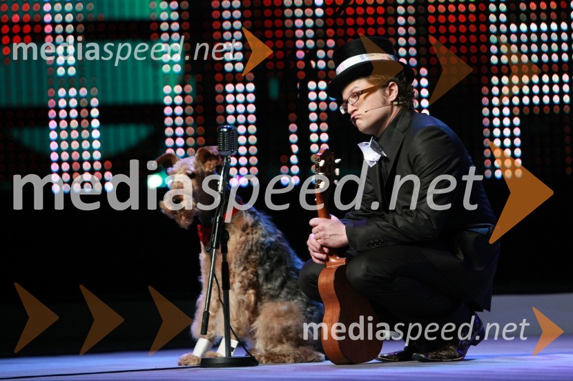 Pes in Igor Karas, voditelj prireditve ter član skupine Slon in SadežViktorji 2008, dogajanje na odru in v dvorani