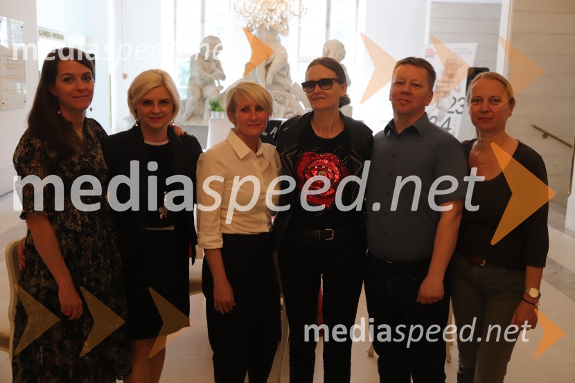  Špela Lešnik, producentka Drame SNG Maribor;  Darja Čižek, marketing SNG Maribor;  Anja  Žižek, marketing SNG Maribor;  ... ;  Matjaž Partlič, SNG Maribor;  Jasmina Leskovar, SNG MariborPredstavitev repertoarja sezone 2023/2024 Slovenskega narodnega gledališča Maribor