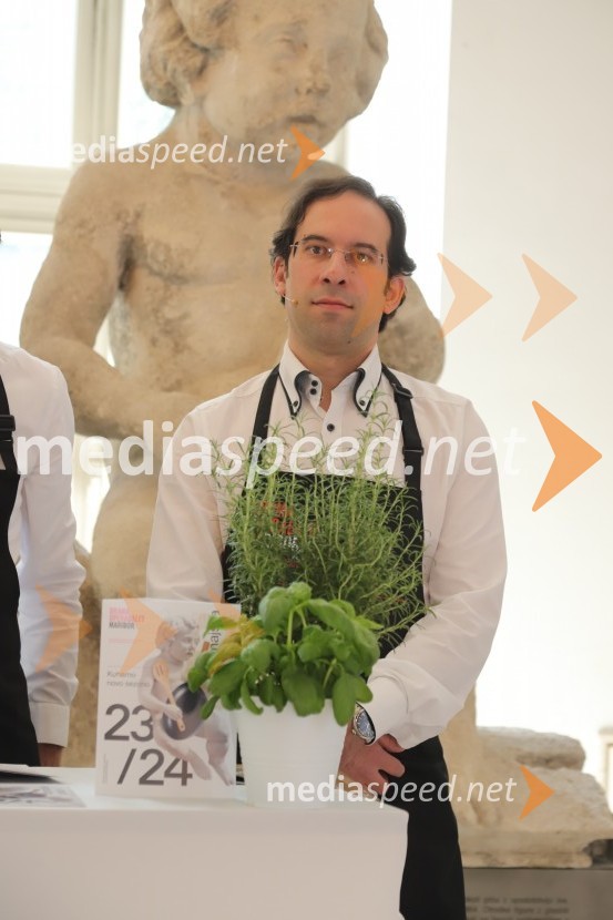  Simon Krečič, umetniški direktor Opere SNG MariborPredstavitev repertoarja sezone 2023/2024 Slovenskega narodnega gledališča Maribor