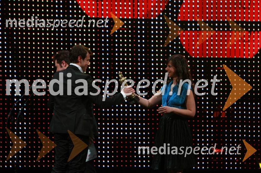 Marko Vozelj, pevec in Severa Gjurin, glasbenica in pevkaViktorji 2008, dogajanje na odru in v dvorani