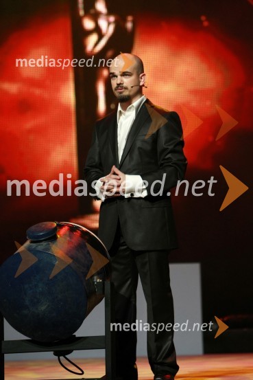 Jure Bračič, voditelj prireditve ter član skupine Slon in SadežViktorji 2008, dogajanje na odru in v dvorani