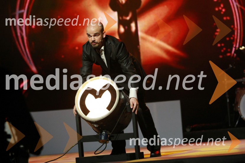 Jure Bračič, voditelj prireditve ter član skupine Slon in SadežViktorji 2008, dogajanje na odru in v dvorani