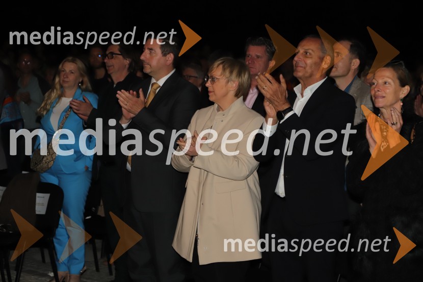  Natalija Popovski;  Aleksandar  Popovski, režiser, umetniški direktor Drame SNG Maribor; dr. Aleš Musar, lastnik Ruske dače; dr. Nataša Pirc Musar, predsednica Republike Slovenije;  Danilo Rošker, direktor SNG Maribor;  Nataša  Matješec Rošker,  igralkaOperna noč 2023