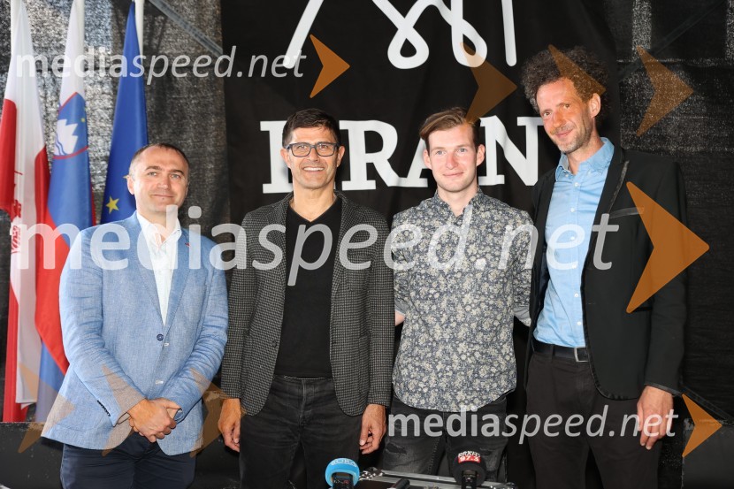  Klemen Malovrh, direktor, Zavod za turizem Kranj;  Matjaž Rakovec, župan Mestne občine Kranj;  Žiga  Jelar, smučarski skakalec;  Toni Cahunek, igralec, novinarPrešerno poletje 2023, novinarska konferenca