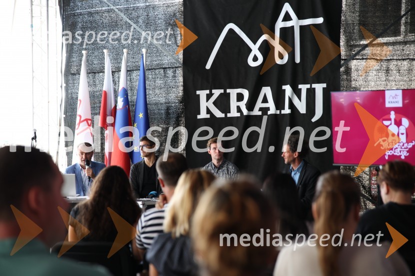  Klemen Malovrh, direktor, Zavod za turizem Kranj;  Matjaž Rakovec, župan Mestne občine Kranj;  Žiga  Jelar, smučarski skakalec;  Toni Cahunek, igralec, novinarPrešerno poletje 2023, novinarska konferenca