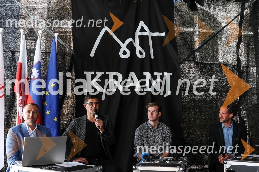  Klemen Malovrh, direktor, Zavod za turizem Kranj;  Matjaž Rakovec, župan Mestne občine Kranj;  Žiga  Jelar, smučarski skakalec;  Toni Cahunek, igralec, novinarPrešerno poletje 2023, novinarska konferenca