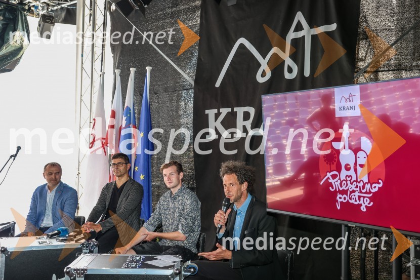  Klemen Malovrh, direktor, Zavod za turizem Kranj;  Matjaž Rakovec, župan Mestne občine Kranj;  Žiga  Jelar, smučarski skakalec;  Toni Cahunek, igralec, novinarPrešerno poletje 2023, novinarska konferenca