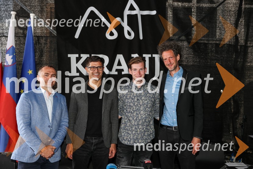  Klemen Malovrh, direktor, Zavod za turizem Kranj;  Matjaž Rakovec, župan Mestne občine Kranj;  Žiga  Jelar, smučarski skakalec;  Toni Cahunek, igralec, novinarPrešerno poletje 2023, novinarska konferenca