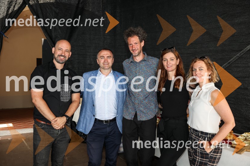  Srečko Štagar, ZTKK;  Klemen Malovrh, direktor, Zavod za turizem Kranj;  Toni Cahunek, igralec, novinar;  Petra Žibert, ZTKK;  Simona Mohorič, ZTK KranjPrešerno poletje 2023, novinarska konferenca