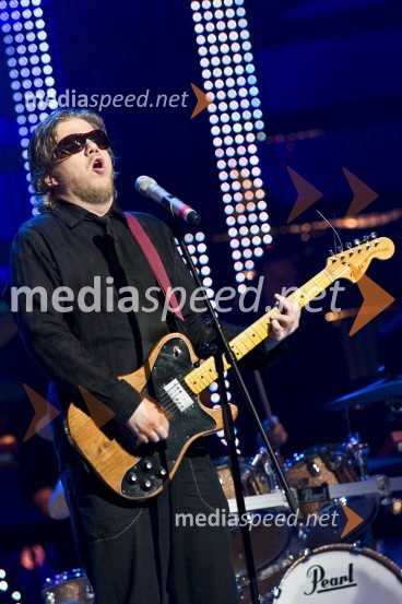 Tomislav Jovanovič Tokac, pevec in kitarist skupine Dan DViktorji 2008, dogajanje na odru in v dvorani