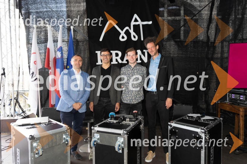  Klemen Malovrh, direktor, Zavod za turizem Kranj;  Matjaž Rakovec, župan Mestne občine Kranj;  Žiga  Jelar, smučarski skakalec;  Toni Cahunek, igralec, novinarPrešerno poletje 2023, novinarska konferenca