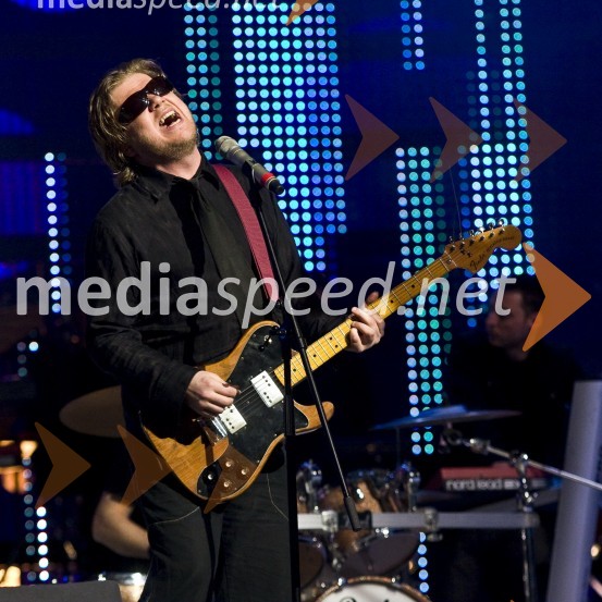 Tomislav Jovanovič Tokac, pevec in kitarist skupine Dan DViktorji 2008, dogajanje na odru in v dvorani