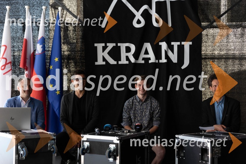 Klemen Malovrh, direktor, Zavod za turizem Kranj;  Matjaž Rakovec, župan Mestne občine Kranj;  Žiga  Jelar, smučarski skakalec;  Toni Cahunek, igralec, novinarPrešerno poletje 2023, novinarska konferenca