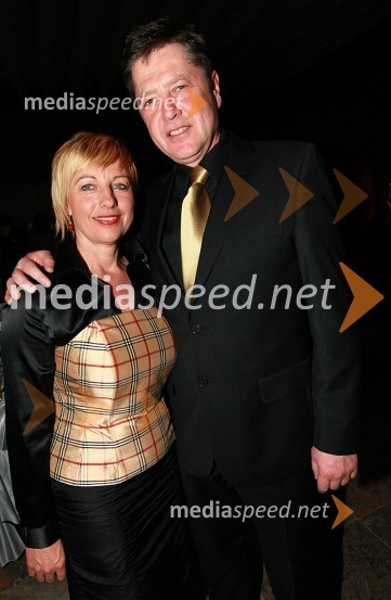 Rosvita Pesek, novinarka TV Slovenija in njen spremljevalec Mitja Ferenc, član skupine Prifarski muzikantiViktorji 2008, zaključna zabava na Gospodarskem razstavišču