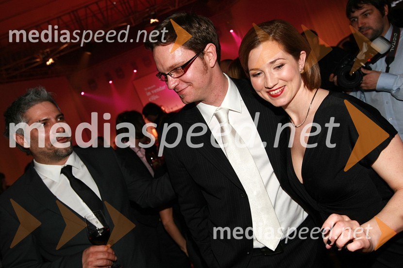 Sebastijan Cavazza, igralec, Jurij Zrnec, voditelj oddaje As ti tud' not padu in njegova soproga Sabina Kogovšek, igralkaViktorji 2008, zaključna zabava na Gospodarskem razstavišču