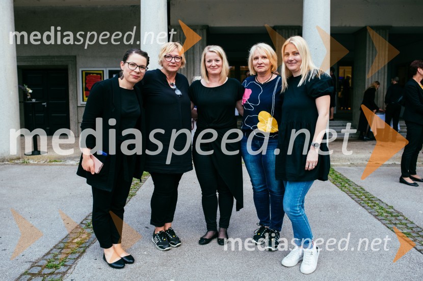  ... ;  Andreja  Veselak Pavlič, maska SLG Celje;  ... ;  ... ;  ... Razgrnitev repertoarja sezone 2023/24 Slovenskega ljudskega gledališča Celje