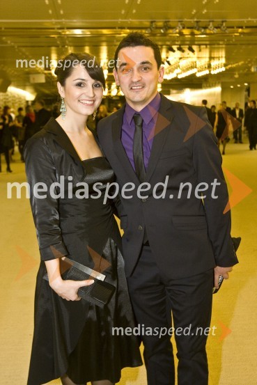 Maruša Kobal, moderatorka Radia Belvi, novinarka in TV voditeljica in Gregor Murn, moderator in urednik Radia BelviViktorji 2008, druženje pred dvorano